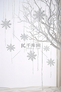 冬天的雪花挂在白色的树枝上