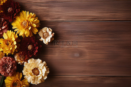 漂亮菊花背景图片_这些花放在木桌上看起来很漂亮