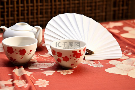 文化茶背景图片_三个白色杯子和一把白色扇子
