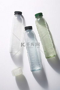 五个空塑料瓶，带有小金属盖
