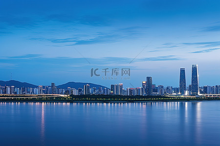国际的背景图片_城市的天际线和黄昏的水