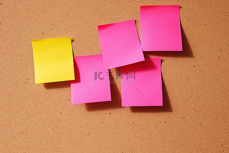 办公背景木板背景图片_软木板上的粉红色便利贴