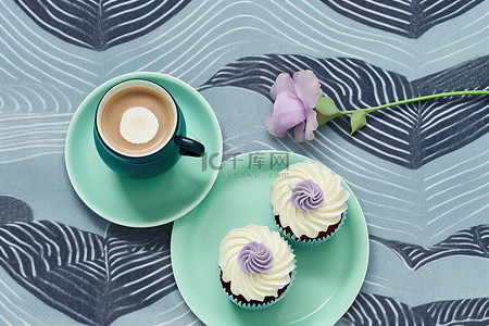 两个纸杯蛋糕和一杯咖啡，托盘上放着鲜花