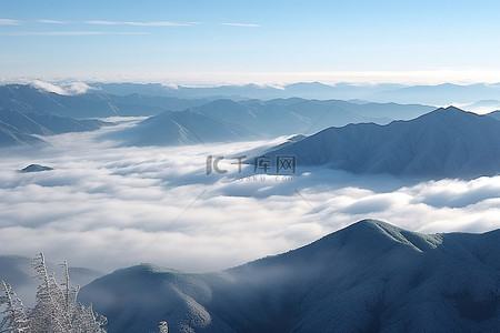 韩国雪背景图片_山上有雪，周围有群山