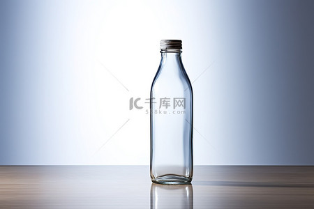 空瓶背景图片_桌子上的透明空瓶