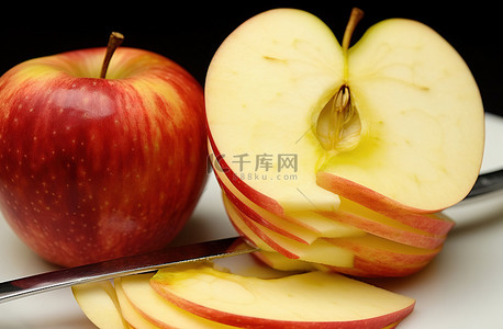 苹果表盘背景图片_苹果切成两半，用叉子吃