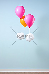 三个气球，上面挂着心形，挂在云上