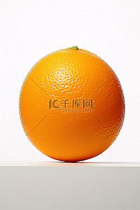 半个橙子坐在白色的表面上