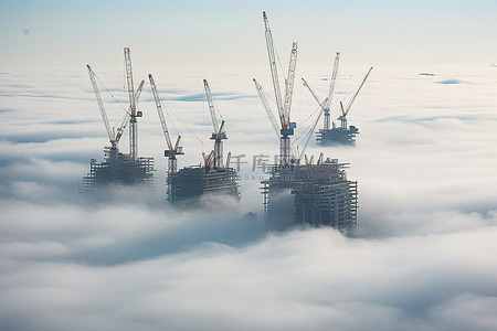 伦敦大雾背景图片_伦敦云端上建造的建筑物