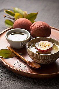 红毛丹背景图片_一碗冰红毛丹茶和另一碗上面有水果