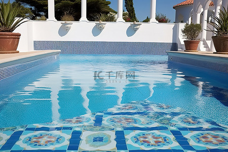 游泳池瓷砖背景图片_底部铺有瓷砖的室外游泳池