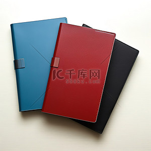 牛皮日记本背景图片_三种不同类型的笔记本相互叠放