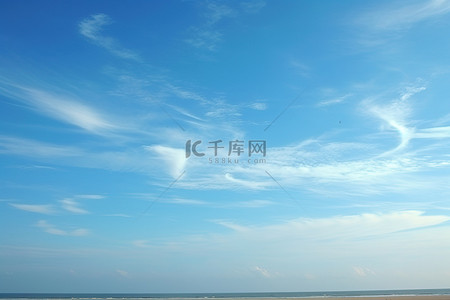 蓝色清爽背景图片_在晴朗的日子在海滩上飞行