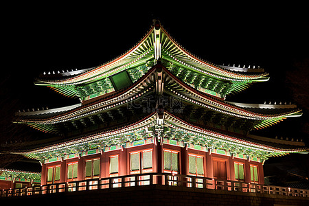 韩国宝塔建筑在夜间亮起灯光