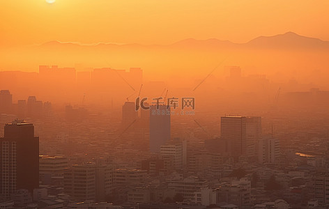 城市背景图片_太阳从烟雾缭绕的城市升起