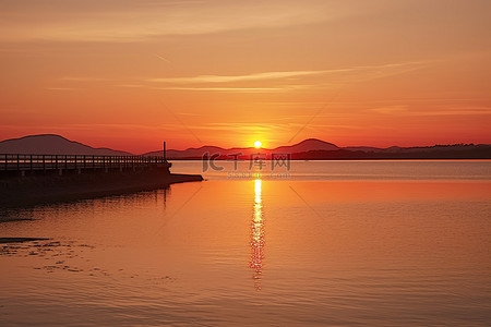 亚洲湖岛湾码头水面上的太阳落山