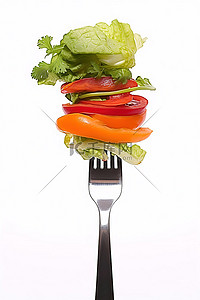 白色背景中叉子上的切片蔬菜
