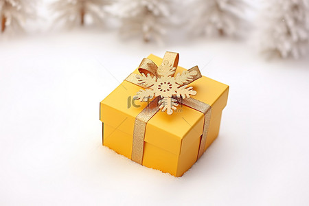 柔和背景下的小金盒圣诞礼物
