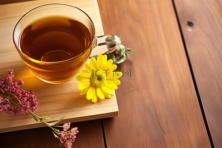 乌龙茶叶背景图片_木桌上的花和茶