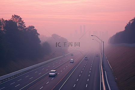 韩国留学背景图片_高速公路两旁都是树木和车流