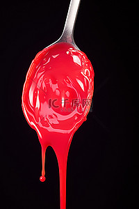 红色液体从瓶子里倒到勺子上