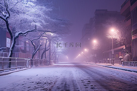 夜晚城市中一条白雪覆盖的街道