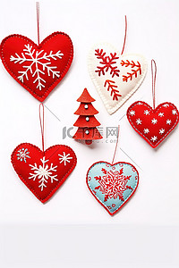 圣诞树雪花的背景图片_圣诞装饰品包括红树雪花和心形装饰品