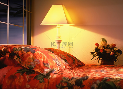 一张床，配有红色被子和白色床上用品 床头灯