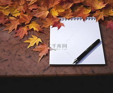 棕色叶子旁边桌子上的记事本