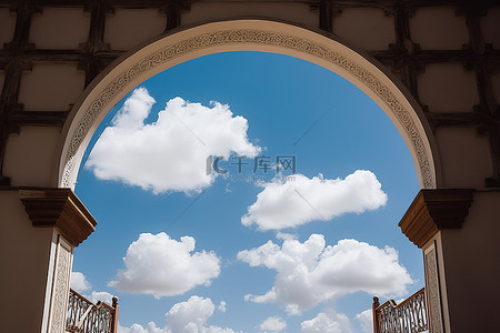 凯旋门背景背景图片_一座桥，背景是白色的天空