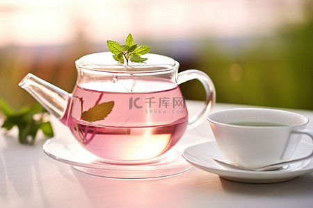 下午阳光背景图片_一杯加薄荷叶的茶和一个打开的茶壶