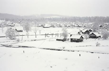 许多房屋和大量的雪覆盖了雪原