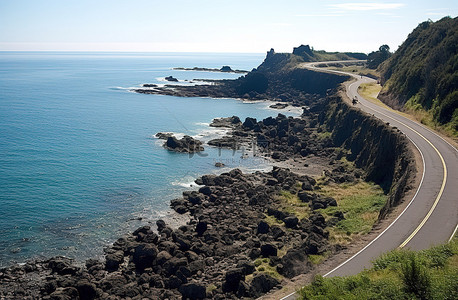 一条靠近海洋的道路，上面有岩石海岸