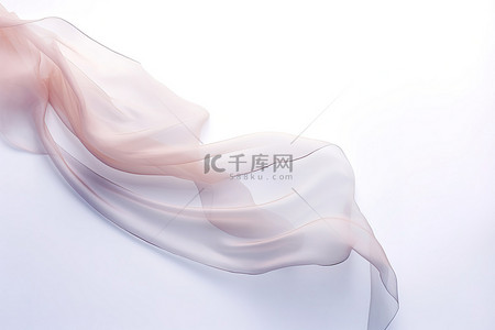白色背景的轻质透明丝巾