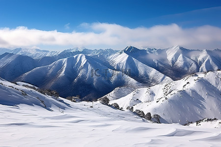 山蓝背景图片_蓝天下白雪覆盖的山脉