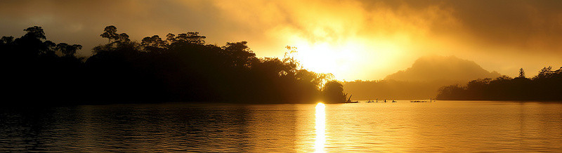 太阳升起背景图片_太阳升起，雾气在湖面上升起