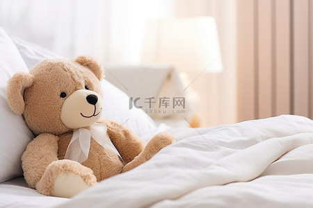 良好的睡眠背景图片_一只泰迪熊躺在床上，铺着床单