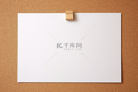 木板背景白色背景图片_软木板背景照片上的白色普通模板