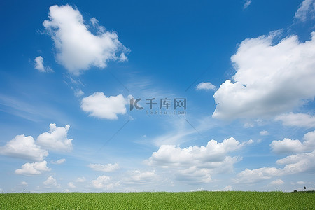 美丽的蓝天白云背景图片_美丽的蓝天白云和草地