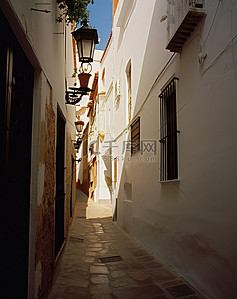 西班牙老城的狭窄通道，有几盏灯