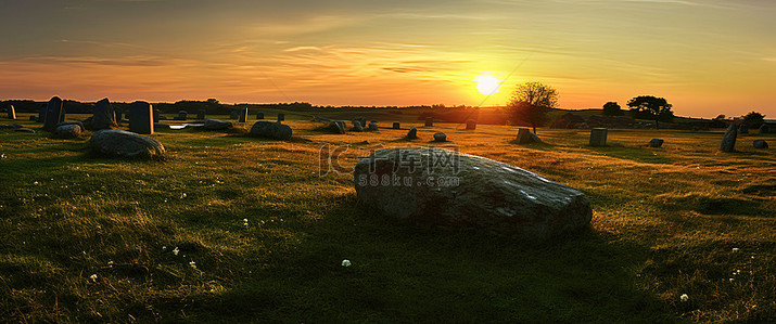 看日出背景图片_从有石头的草地上看日落