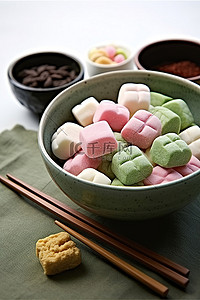 桌上碗里放着各种亚洲小吃和甜点