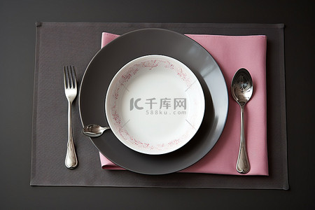 黑色餐垫搭配白色盘子