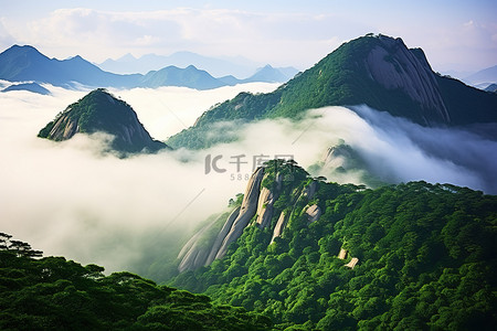 冈仁波齐的山峰背景图片_山峰与山云和树木