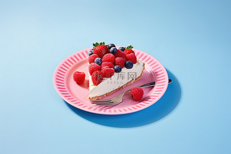 浅粉色盘子背景上的草莓和覆盆子馅饼