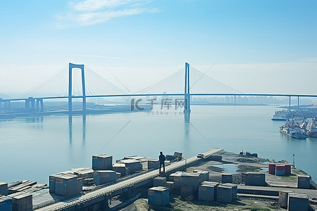 大桥港口背景图片_一个人坐在桥上俯瞰桥梁和港口