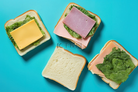 绿色背景上的三明治呈正方形