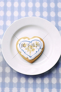 开胃的背景图片_白色盘子的图像，上面有一块糖饼干，上面写着“爱”