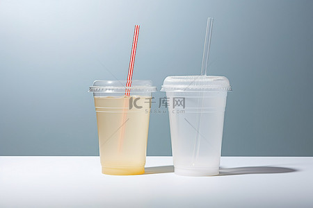 两个带有吸管的透明塑料杯彼此叠放