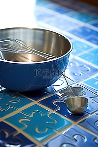 一个碗，里面有一个蓝色碗，里面有搅拌器